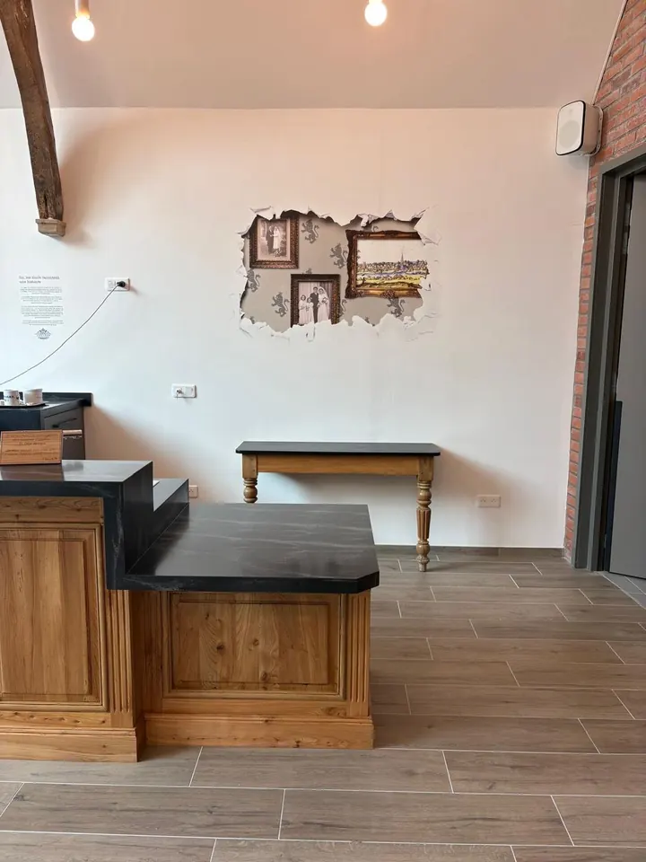 Visuel en trompe-l'œil imprimé sur un mur intérieur de la Médiathèque de Lestrem